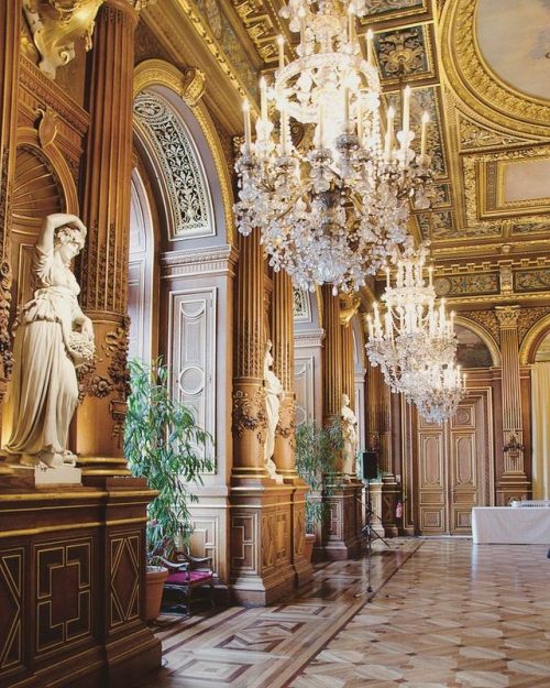 versaillesadness:  Have a beautiful sunny day you all 🏛👑 . . #france #paris #art #architecture #cityhall #interiordesign #luxury #palace #gold http://ift.tt/2nF0n3Y