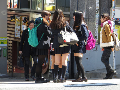 japanesse-life:School Girls - Takeshita St., Harajuku, Tokyo by Ogiyoshisan on Flickr.