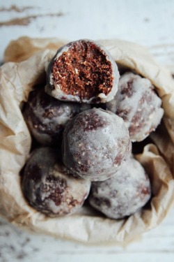 yumi-food:  GLAZED CHOCOLATE DONUT HOLES