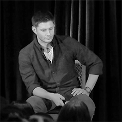 poorbeautifuldean:  jensen and the mic flip 