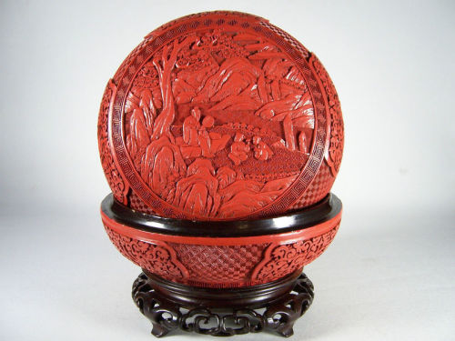 Chinese circular lacquered box, mid 19th century.