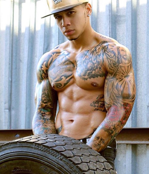 fustevepena:  He’s Naked!! Model & Dancer Borrell  jr.  http://imrockhard4u.tumblr.com