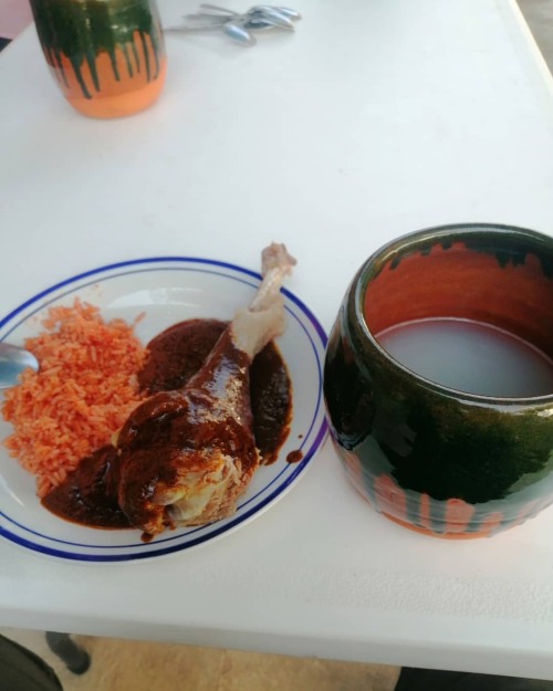 La felicidad en un plato y un jarro, mole de totole y pulque  www.instagram.com/p/CLz7gYFJO0