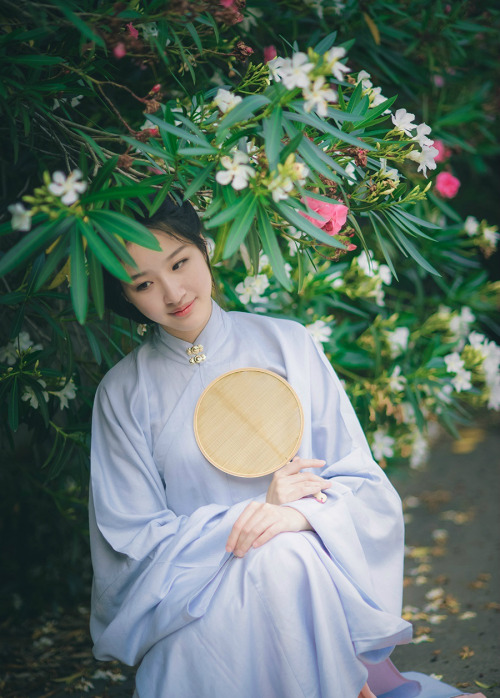 changan-moon: Traditional Chinese clothes, hanfu by 吃货娃娃. This type is 立领长袄 ( vertical collar long a