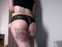 sexyposipunks:  hotel room booty swag 