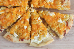 do-not-touch-my-food:  Mac and Cheese Pizza