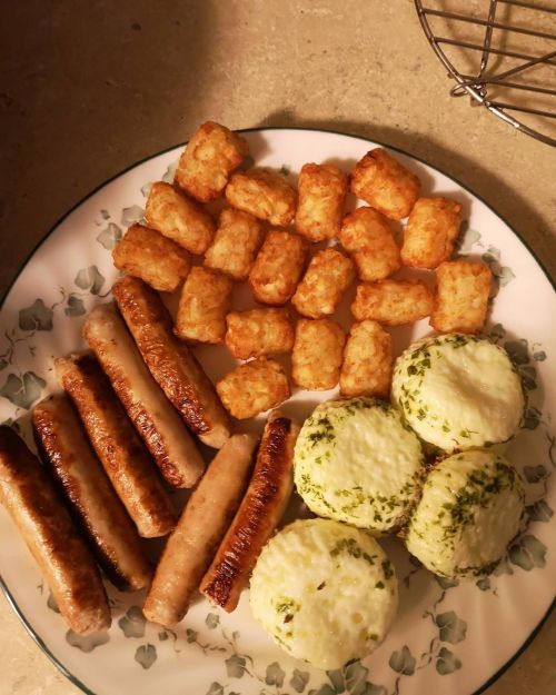 Egg White Cups. Chicken Sausages. Tater Tots. #eggwhites #chickensausage #tatertots #herbs #garlic Https://www.instagram.com/p/B8UNuHdh8un/?igshid=1mvgp1burt43e