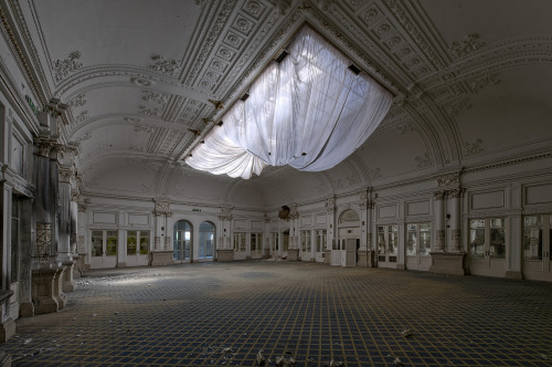 abandonedandawesome:Inside an abandoned hall in Italy [2048×1360] By Dawid Rajtak