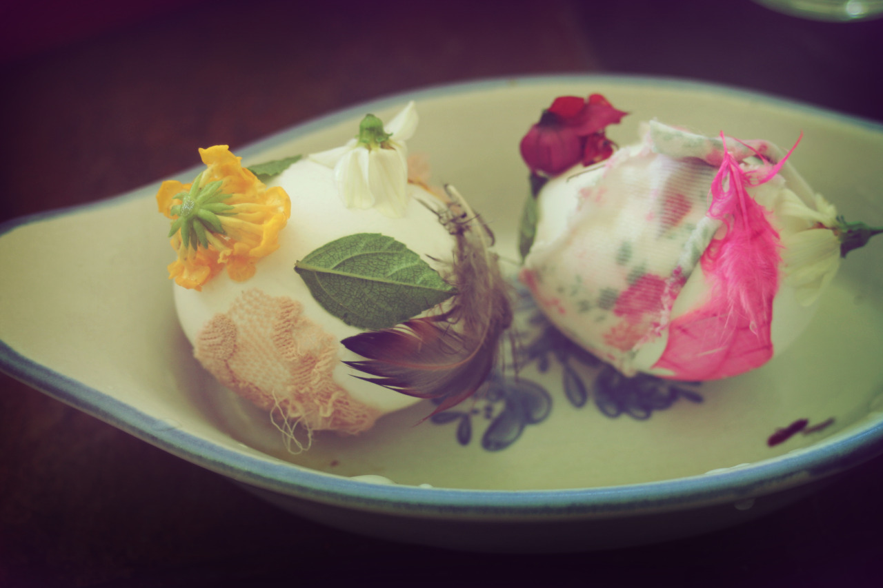 melancholicmanifestation:  reneelouiseanderson:  Onion skin Easter eggs.  How cool