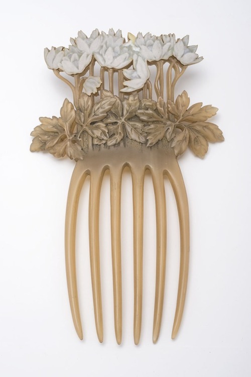 cair–paravel:René Lalique, ‘Anemone’ comb, 1899-1900, horn, gold.