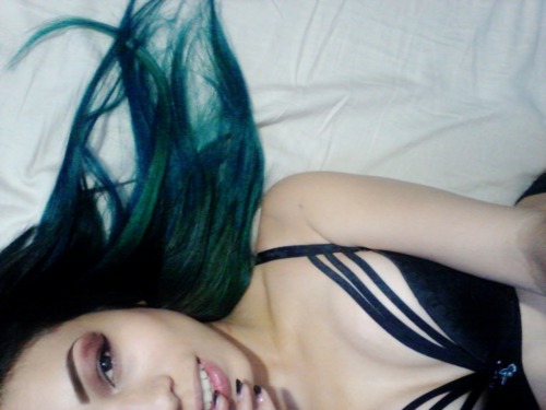 nekoxmancer:  momo’s hair ish now blue n.n