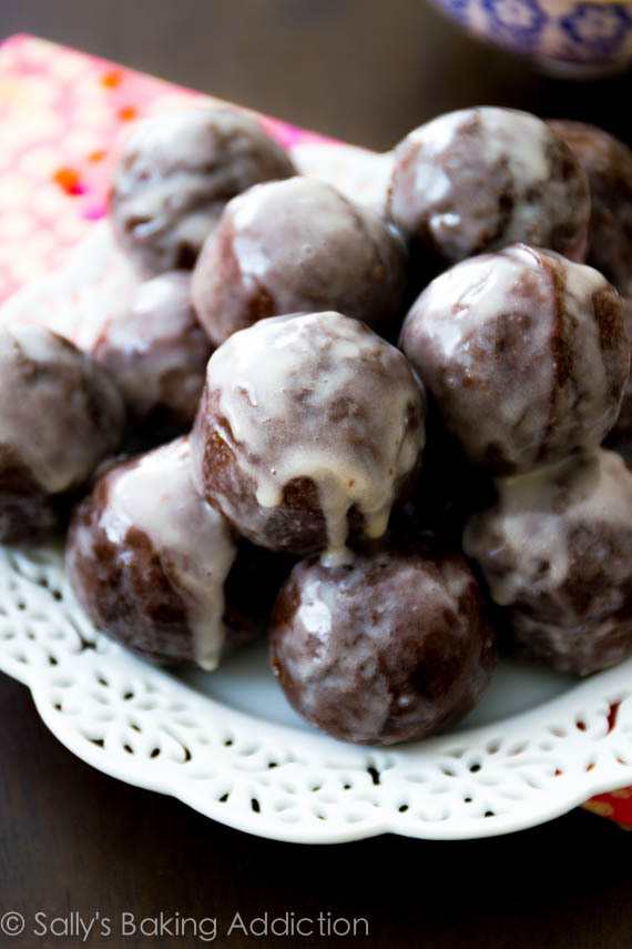 lovelydeliciousfood:  Glazed chocolate donut holes 