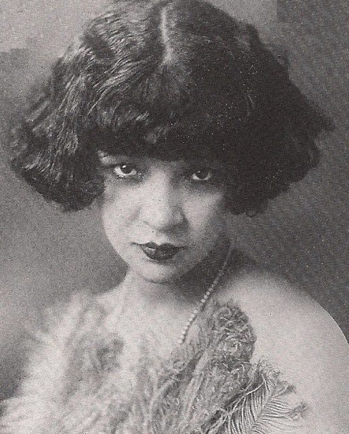 sydneyflapper:  nudiemuse:  ersassmus:  African American flappers and Jazz Age women  HOLY SHIT I HAVE NEVER SEEN BLACK FLAPPERS BEFORE!  There were many fabulous African American flappers. No wonder - it was African American musicians who put the Jazz