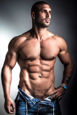 locker-room-men:  muscle