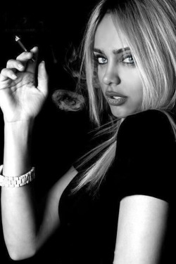 maturesmoke:  swoop-cypry02:  gorgeous  #Maturesmoke💋 #SmokingFetish 
