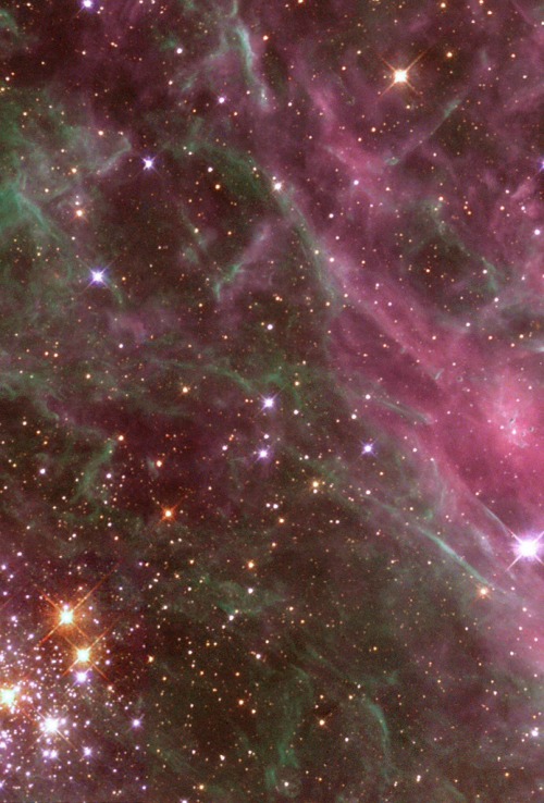 thedemon-hauntedworld:Multiple Generations of Stars in the Tarantula NebulaThe star cluster Hodge 30