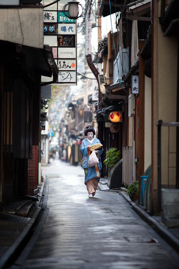 geisha-kai:   Do you know who is she? I’m just in love of this picture… She is