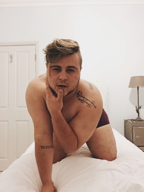 sympatheticsoundwaves:  My room in London was way too perfect for nudes and I could not let the opportunity pass.