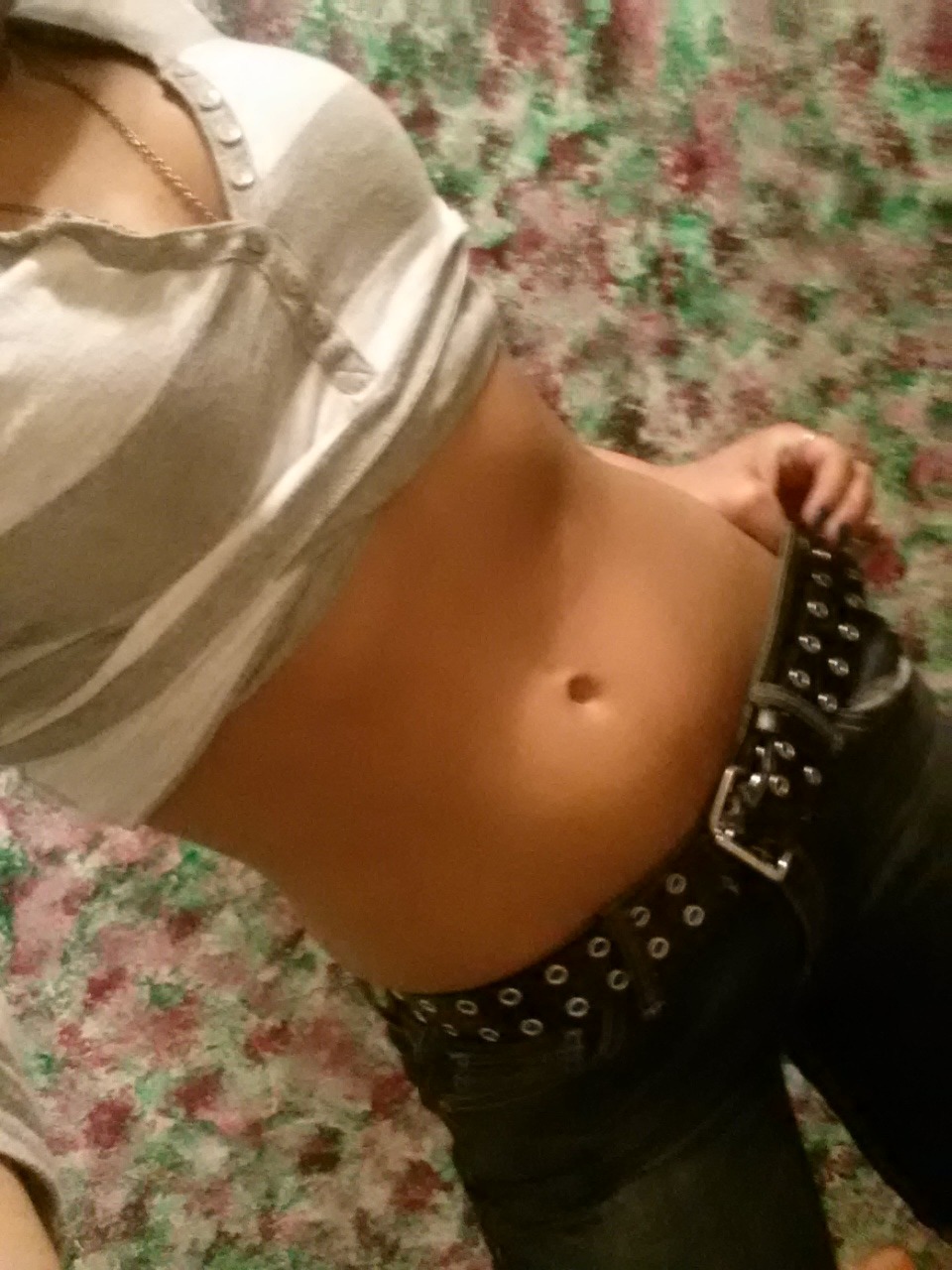 fantabulouloren:  Mmmmmmhhhhh so its about 3 am. ..and im HORNY AS FUCK !!