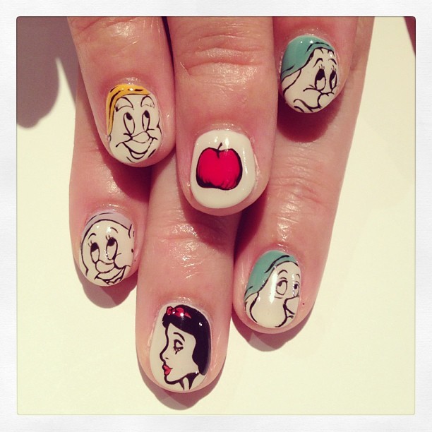 nailsalonavarice:  Snow White nails #avarice #art #kayo #design #nails #nailart #nailsalon