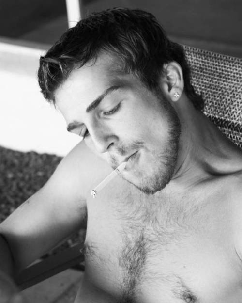 smoke-sex:Austin Ried enjoying a marlboro adult photos