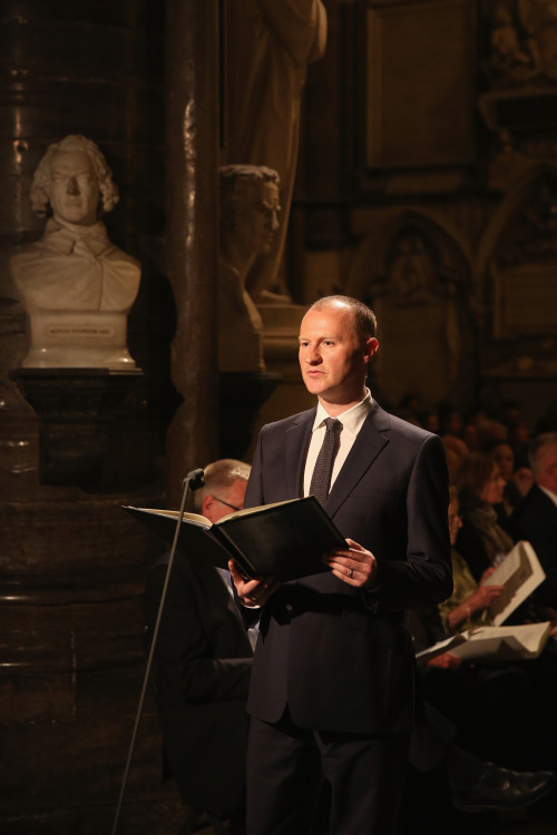 karin-woywod: 2014 08 04 - London Westminster Abbey Vigil by Oli Scarff Don’t click 