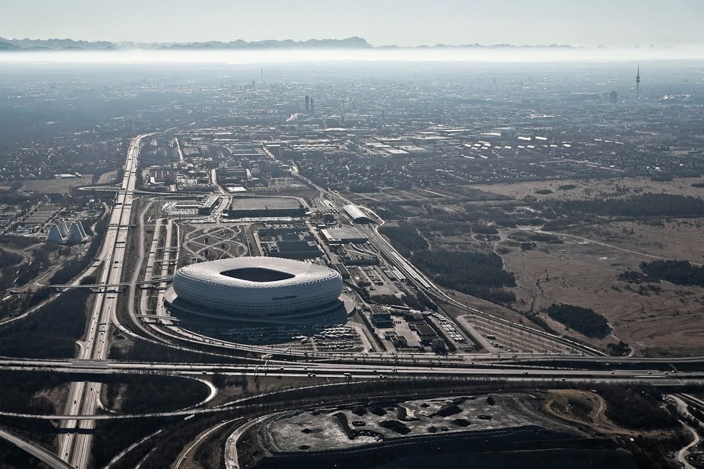  Luftbild von der AllianzArena vor München und den Alpen [source] 