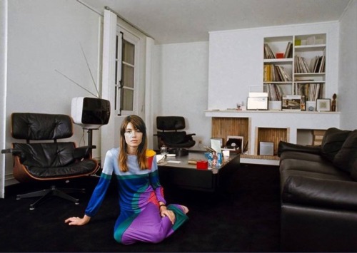 isabelcostasixties:Françoise Hardy in her Paris apartment located Île Saint-Louis. c.1970. Photo by 