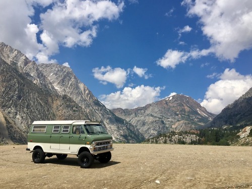 cabinporn: Contributed by Joseph Audette / @joearlo1971 4×4 Ford campervan that was a barn fin