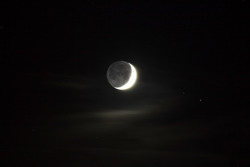 spacettf:  Earthshine on a crescent moon