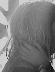 alyciadayumcareys:#tentative gentle hair caressing (the way there’s this fear in lexa’s touch, the f