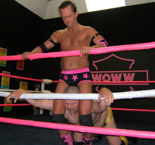 wrestlerswrestlingphotos:  gay bears fighting GlobalFight Personals