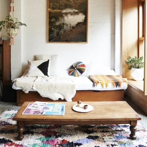 Loving this tiny studio featured The Design Files today. Image by Eve Wilson. #vintage #vintagehome 