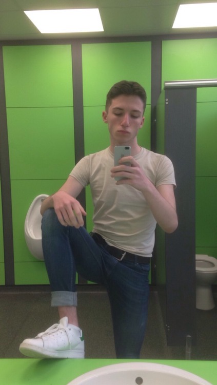 actify:  boy48:  Tfw ur at school and wanna go home but look too good to waste the outfit  this is the epitome of the hot hot tater tot tag