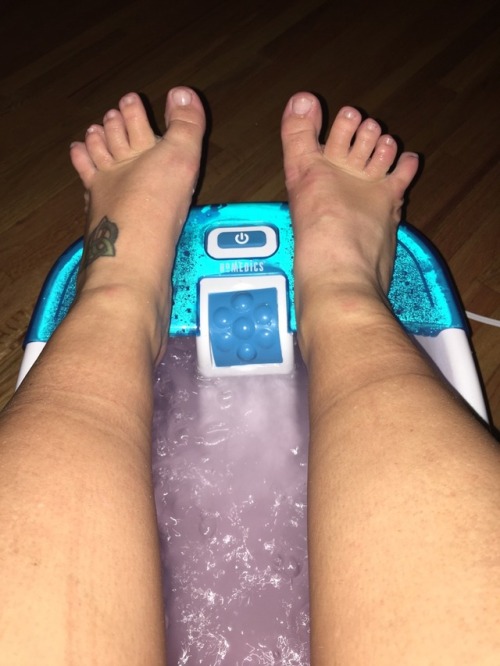 molliedom: These feet, are beat.  Salt bath, toe stretch, now I just need someone to come rub the fe