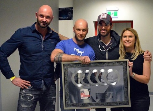Update: Enrique Iglesias received Diamond record for #DueleElCorazon in Poland yesterday