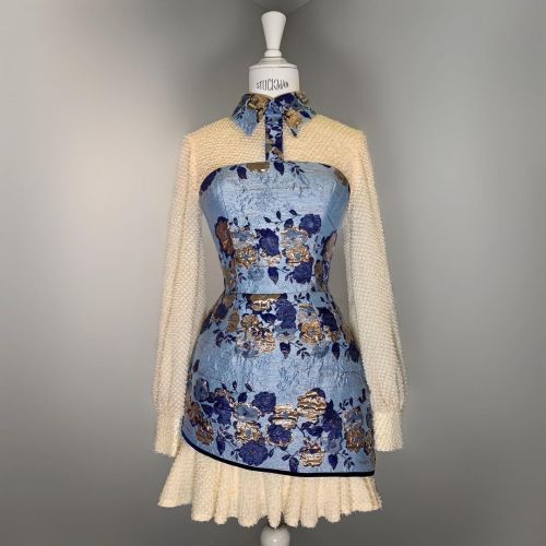 Голубое шелковое жаккардовое платье Miss Candy с вышитыми металлизированными цветами и воротничком. 