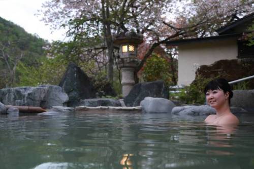 宮城県大崎市にある 中山平温泉「うなぎ湯の宿 琢琇」 ・ 濁ったお湯はとろとろで お肌がつるつるになる 素敵な混浴露天風呂です♨ ・ 夕暮れ時の入浴だったので 行灯に火が灯り お風呂から眺める景色もき