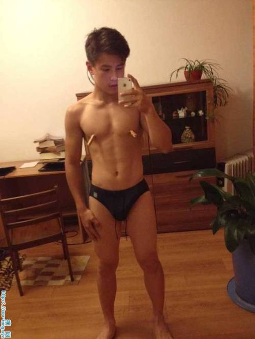 centergayboy: tianxiangong:俄罗斯混血直男被调教 So cute !