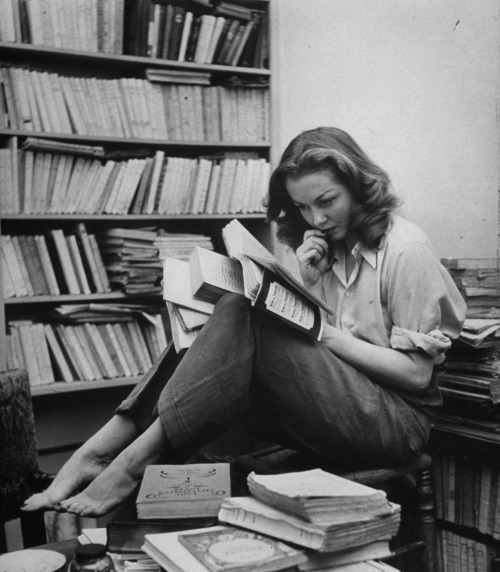 the-retro-housewife-01: French actress Barbara Laage in her apartment reading ~ May 1946 ~ Photograp