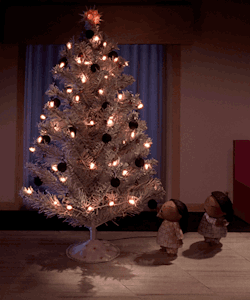 phanatic1981:  i-alwayslikedstrangecharacters:“It’s Beginning To Look A Lot Like Christmas&quot;  🎄🎁🎃    Angie @resplend3nt-rap4cious just put up her Christmas tree…