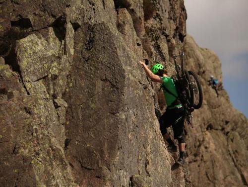 rtnoticias-deportes: Más duro todavía: escalada + descenso en mountain bike: #noticias #deportes Si 