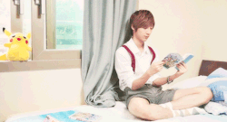 pikamina:  Kwangmin reading One piece on his bed (◡‿◡✿) 