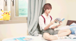 Pikamina:  Kwangmin Reading One Piece On His Bed (◡‿◡✿) 