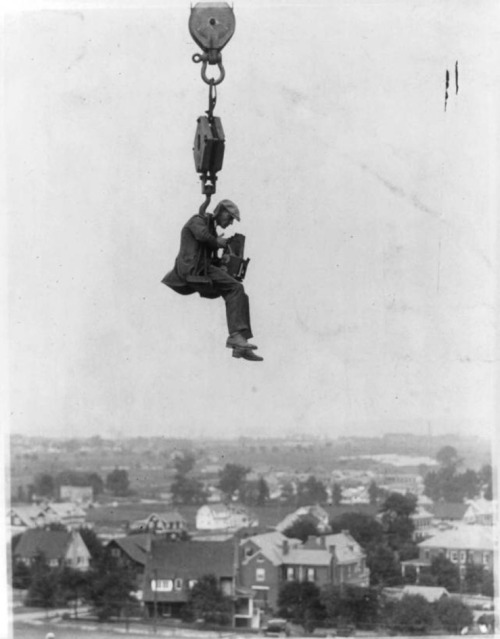 Photographie aérienne sur le crochet d'une grue, 1918.