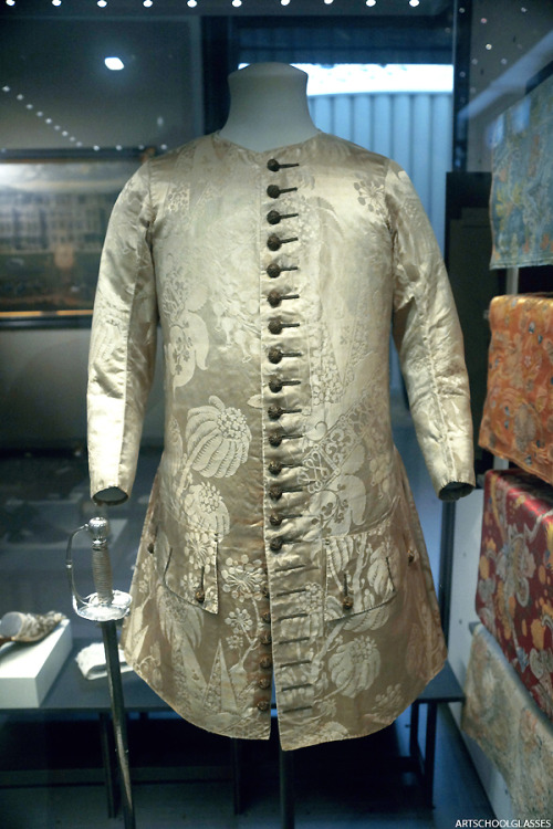 artschoolglasses:Waistcoat, 1710-20Victoria & Albert Museum, LondonIt’s beautiful! It looks quit