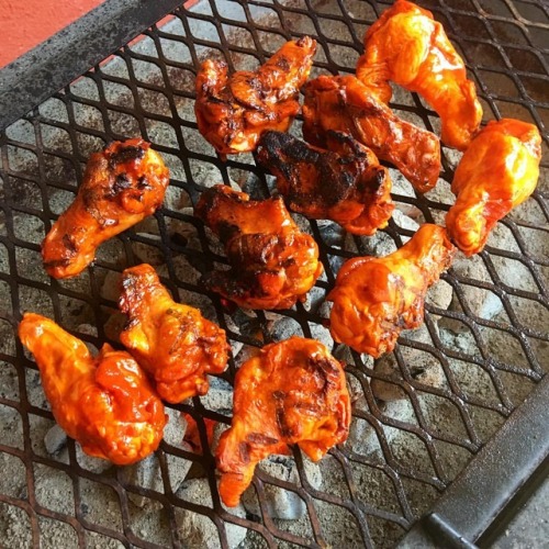 Rolando - Alitas en achiote al carbón . . #wings #alitas...