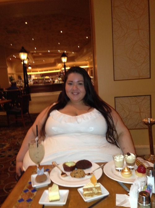 mcflyver:  dankiidoll:  At the Bellagio buffet getting drunk off margaritas and foods  Damn, I would