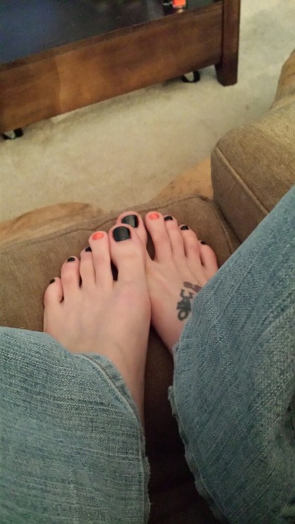 wvfootfetish: obnoxiouslyperky: In other news… I polished my toes. Absolutely beautiful toes! :)