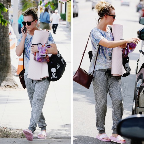 Kaley Cuoco heading to Yoga in Thousand Oaks 5/23/2016